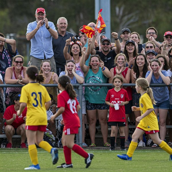 Parents supporters encourageant depuis les gradins